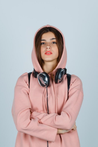 Editorial portrait in a dark modest look.